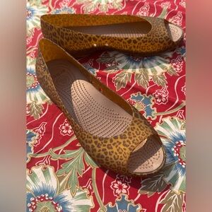 CROCS “Carlie” Flats Nearly New Open Toe Cheetah Leopard Print Jelly size 9